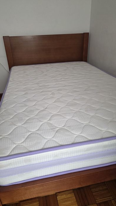 Cama/ estrado/ colchão madeira