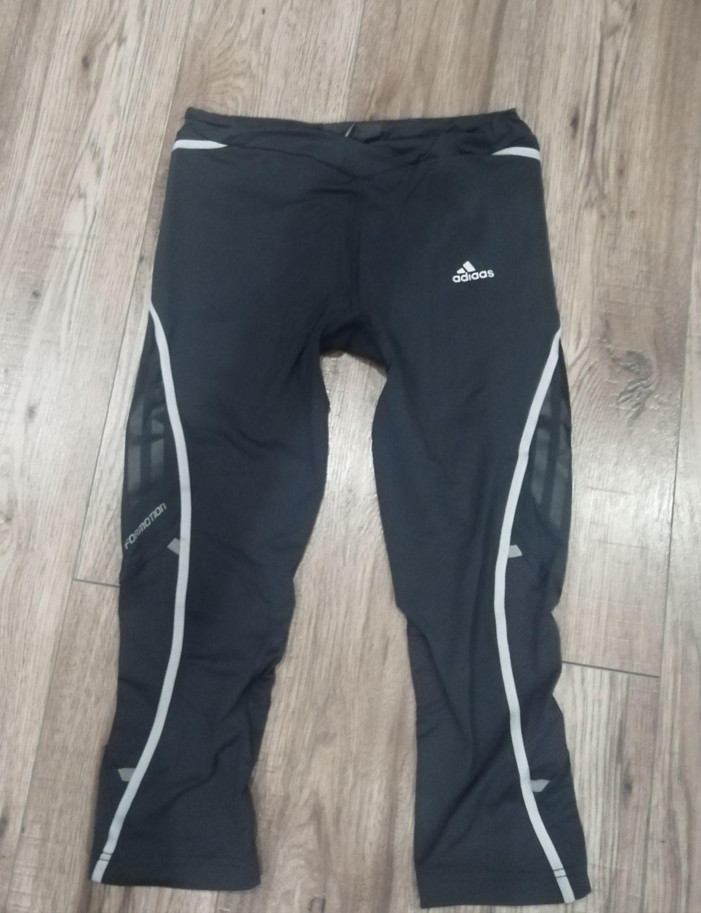 Leginsy 3/4 marki Adidas.