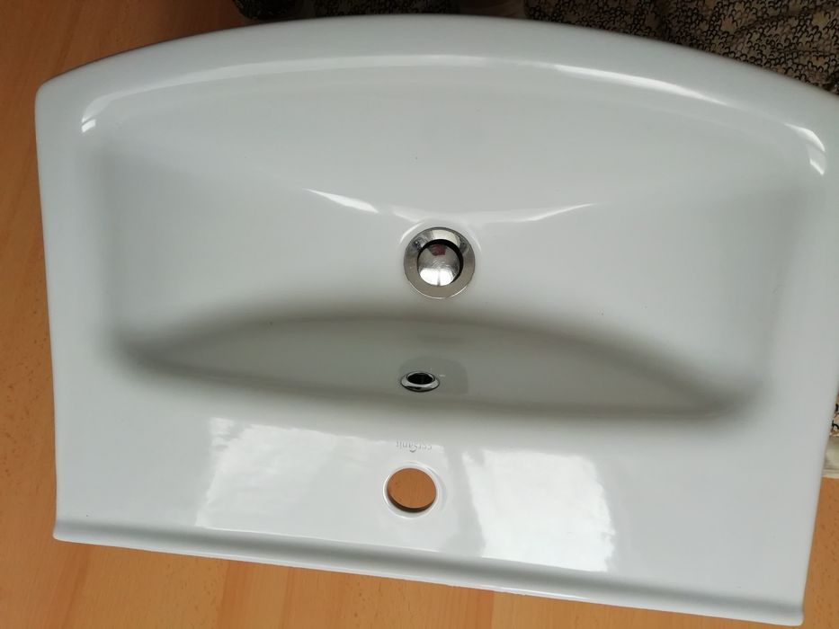 Umywalka Cersanit długość 55 cm, szerokość 38.5 cm z klipsem korkiem
