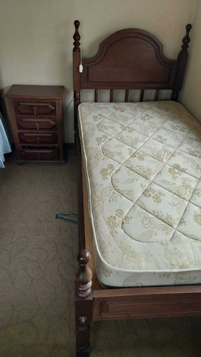 Quarto individual (com 2 camas) com vários móveis