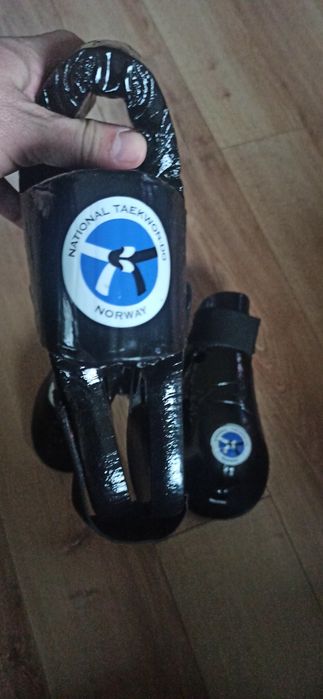 Taekwondo. Ochraniacz głowy i rękawice. Nowe