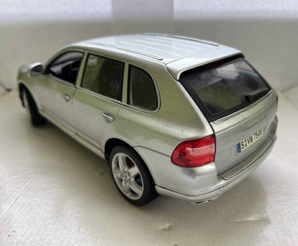 Model samochodu w skali 1:18 Porsche Cayenne Turbo Maisto Bburago