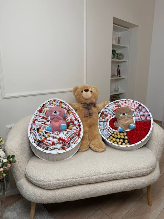 Подарункові бокси ручної роботи з шоколадом, цукерками та печивом