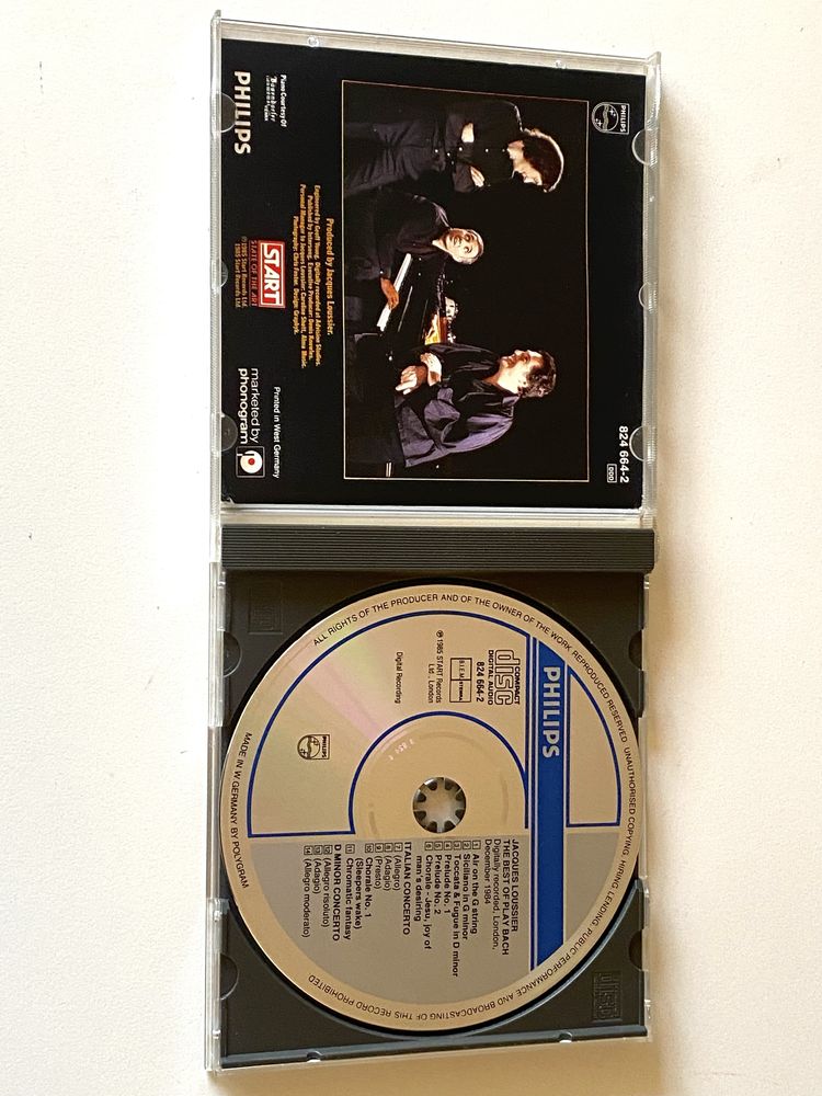 Conjunto de 8Cds. O preço é do total.