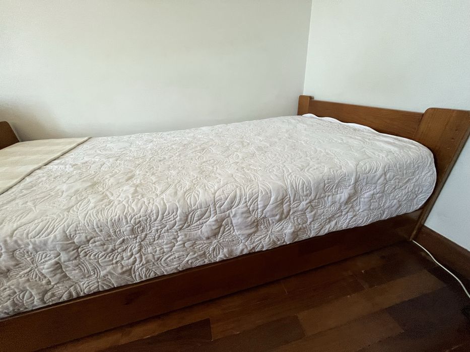 Cama solteiro com gavetão/segunda cama + mesa de cabeceira