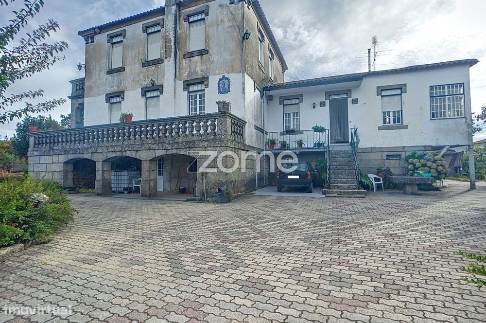 Moradia histórica T6 no centro de Nelas