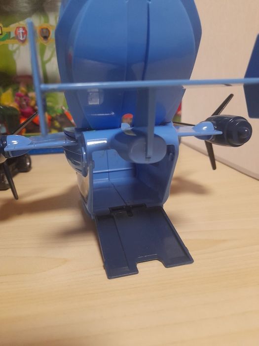 Самолет Кери из мульфильма робокар Поли.