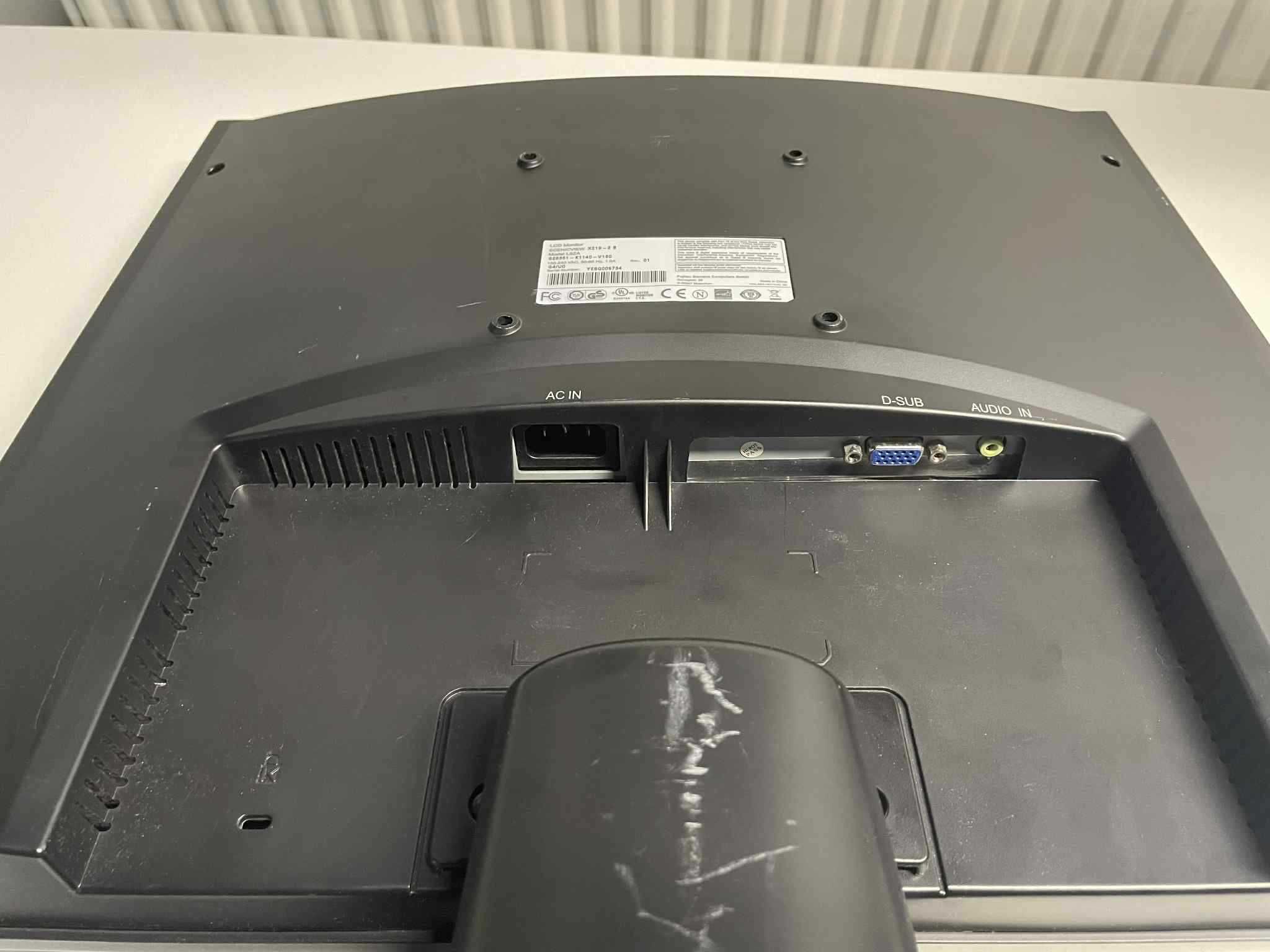 Monitor FUJITSU Suemens XE19-2B +kable sprawny