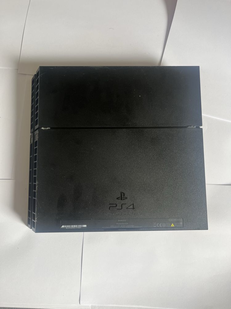 PS4 z padem, zasilaczem oraz kablem do ladowania pada