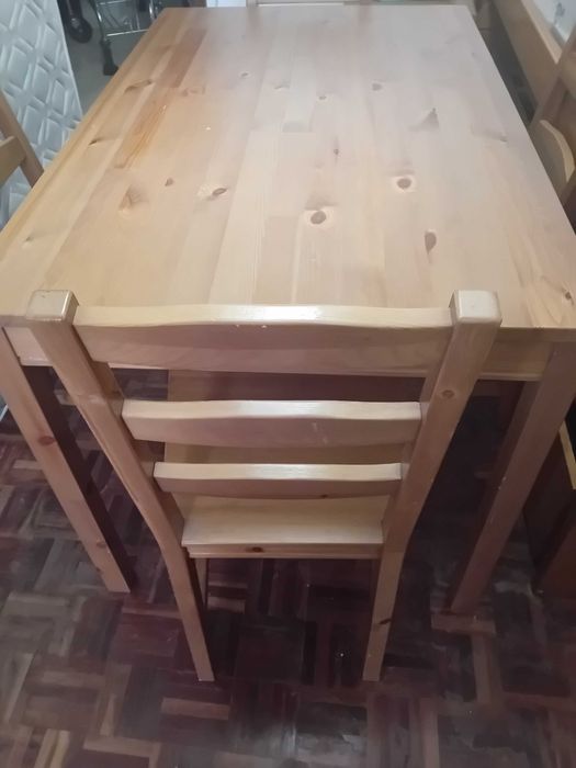 Mesa de jantar com 4 cadeiras