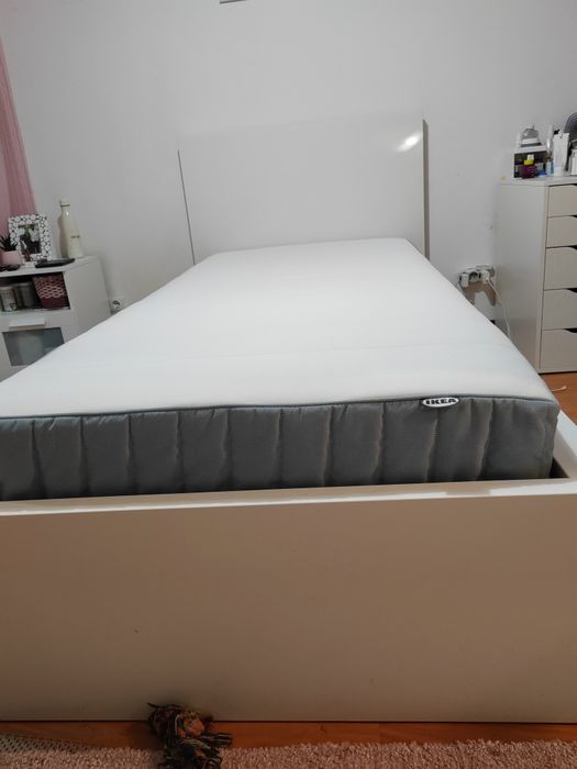 Cama de solteiro (90 x 200) com colchão de molas