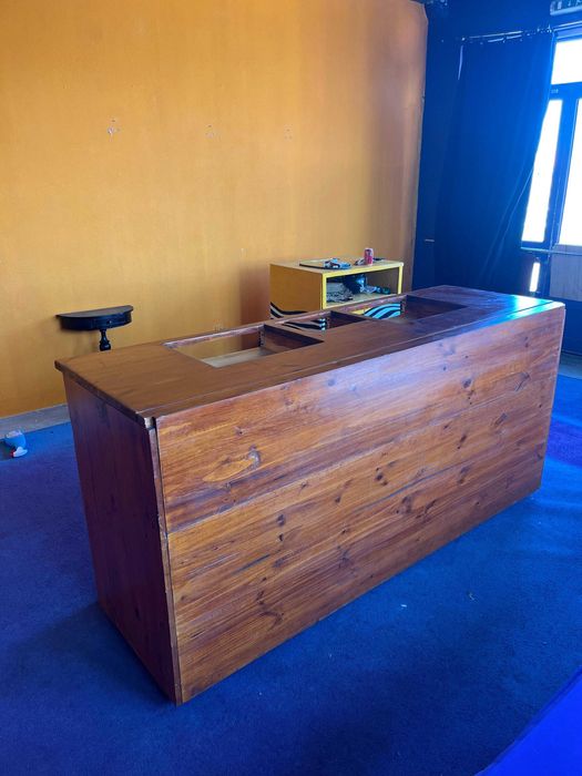 Cabina DJ / DJ booth em madeira feito a mão