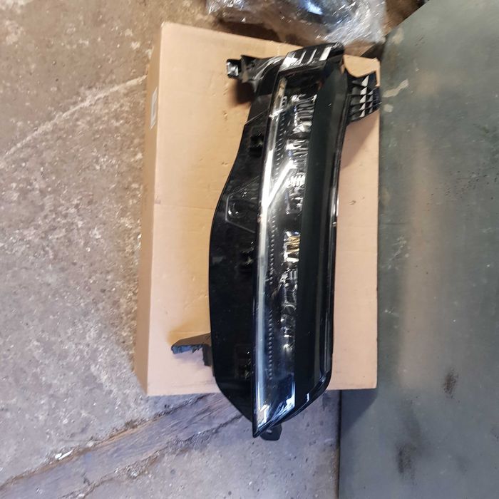lampa przód Renault Megane 5 V E-Tech