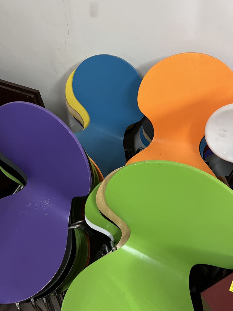 Kolorowe krzesla ze sklejki