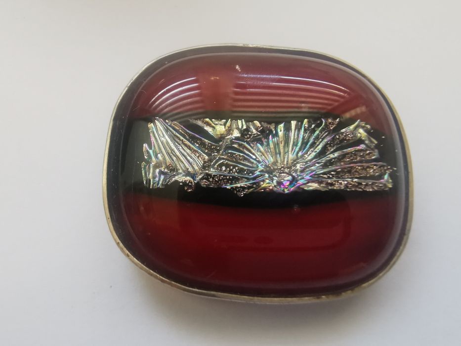 Broszka z bursztynem