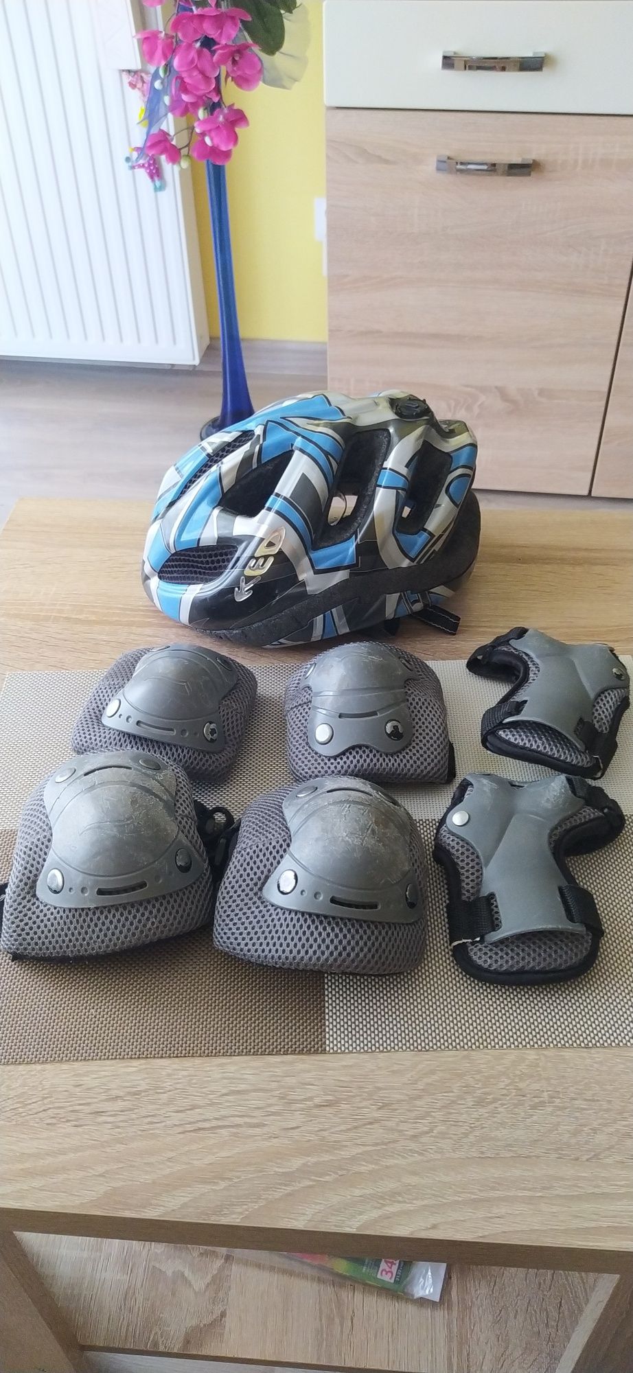 Oddam kask rowerowy oraz ochraniacze