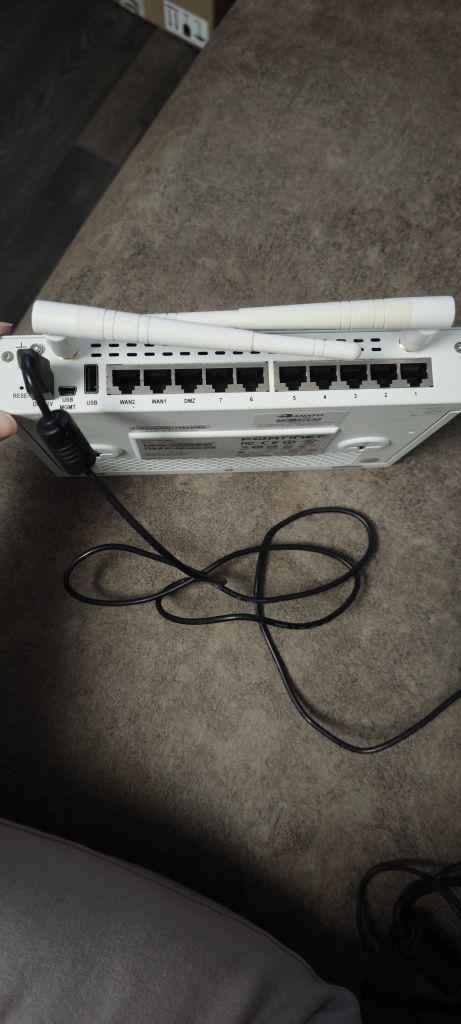 Роутер, сетевой экран Fortinet в рабочем состоянии.