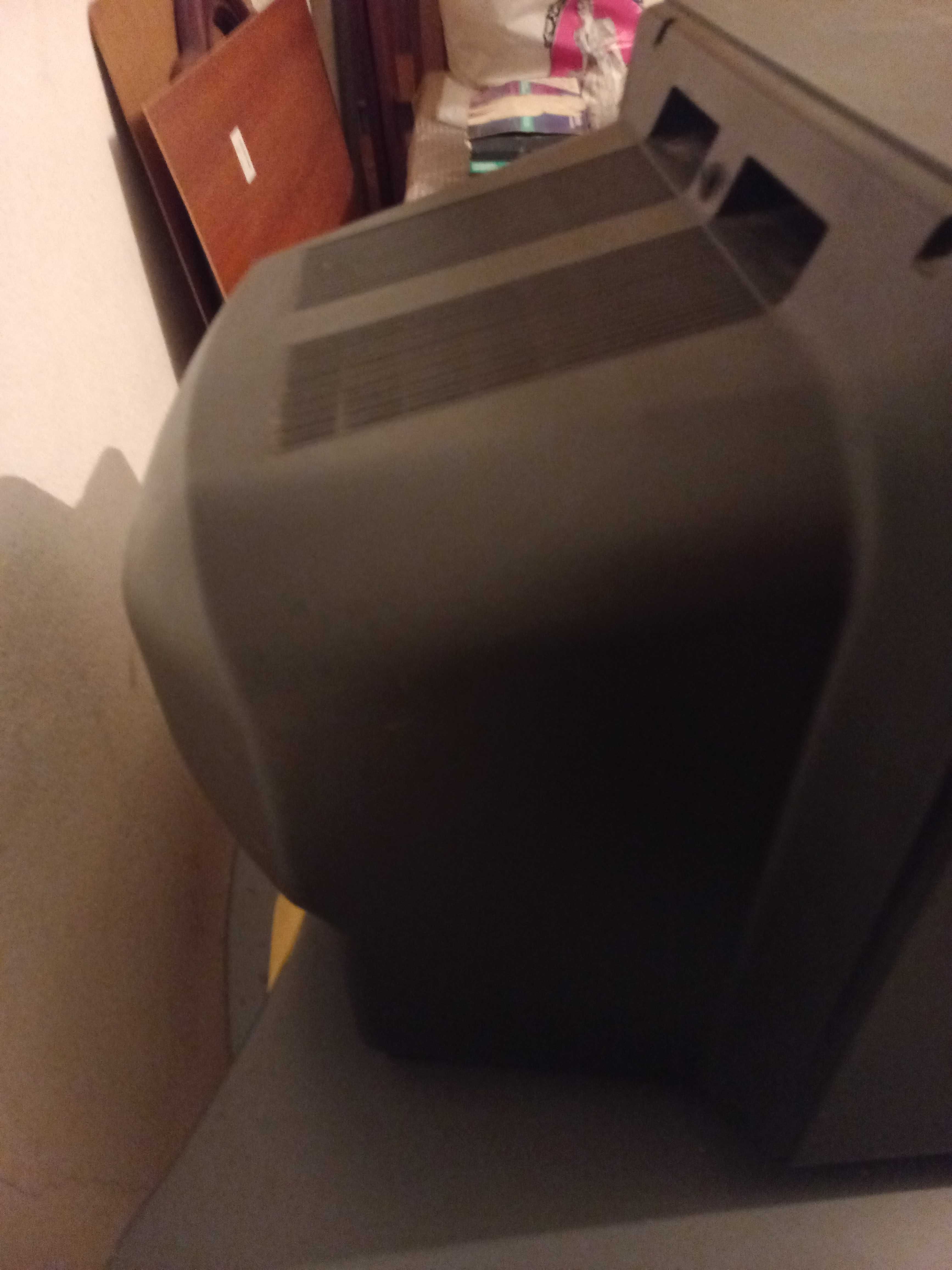 Televisor Sanyo 55 cm com comando