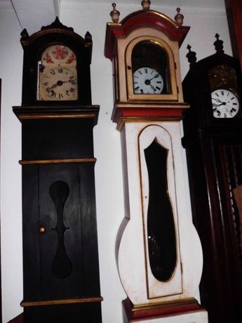 3 antigas caixas de relógios de pé alto
