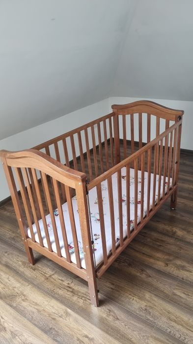 Drewniane łóżeczko dziecięce.