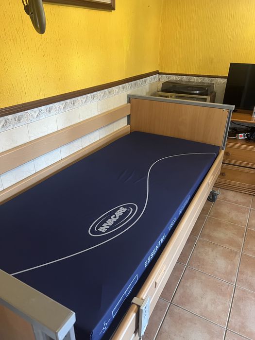 Cama articulada com comando