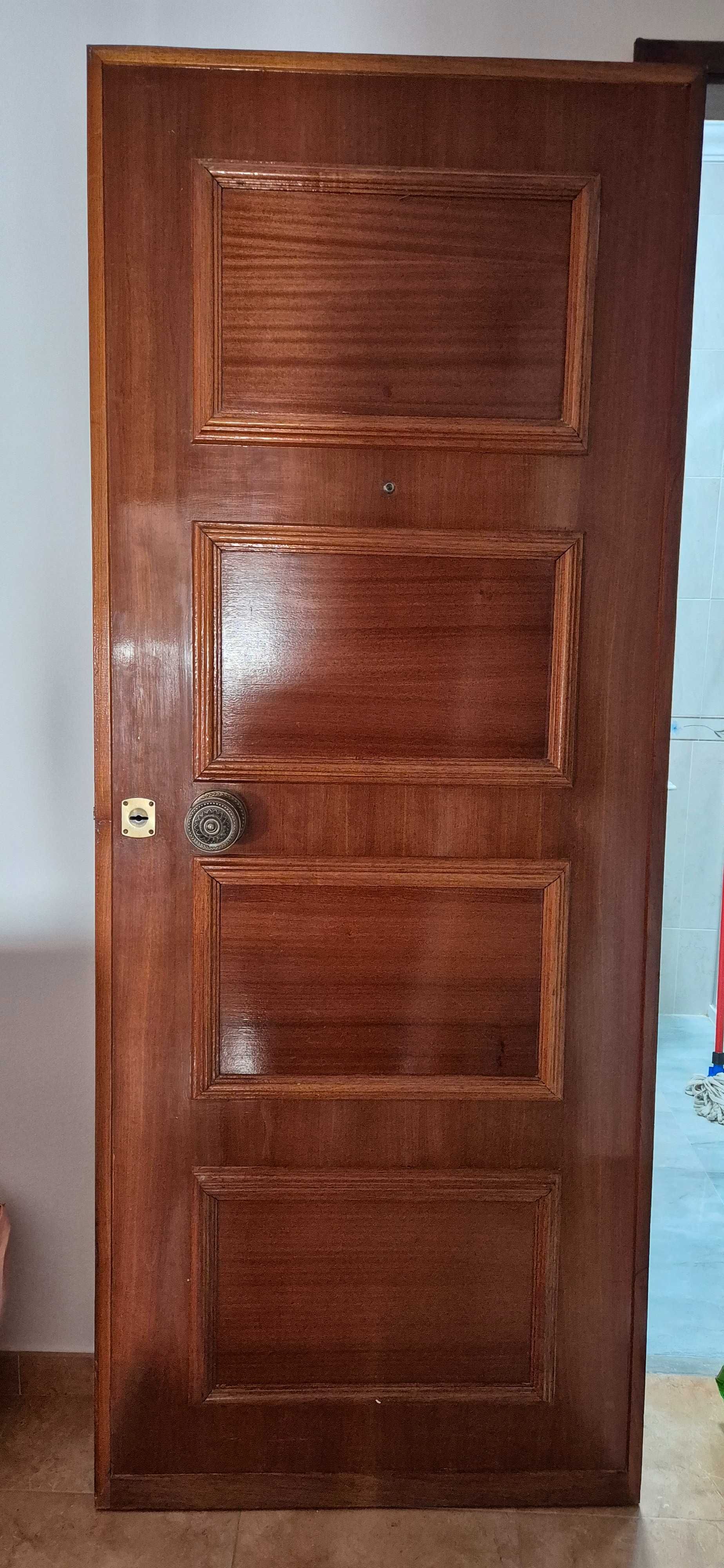 Porta de entrada, madeira maciça, com fechadura.