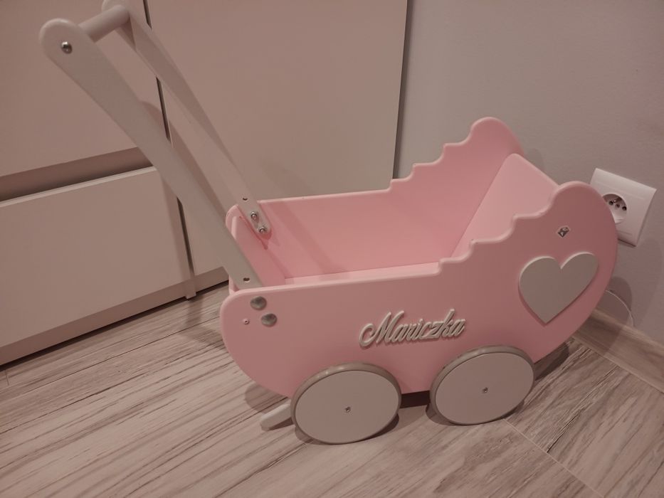 Wózek drewniany dla lalki z imieniem Mariczka