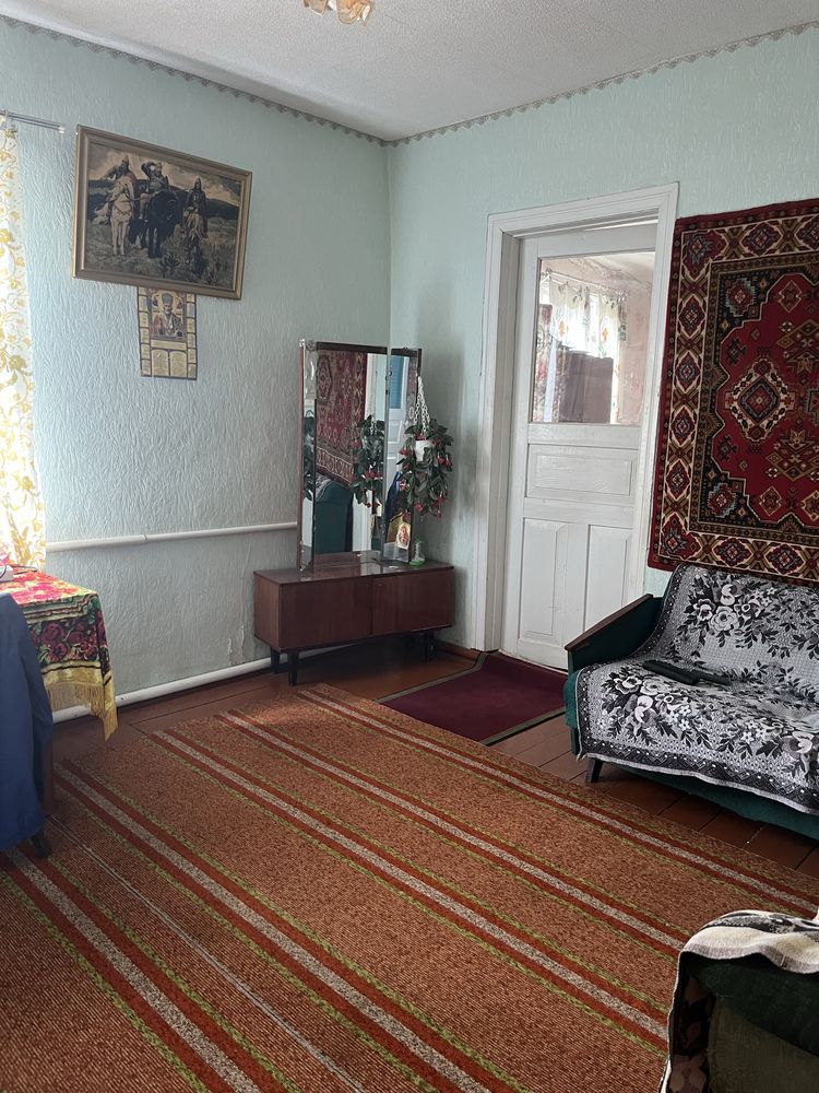 Продам 2/3 будинку в селі Ревне
