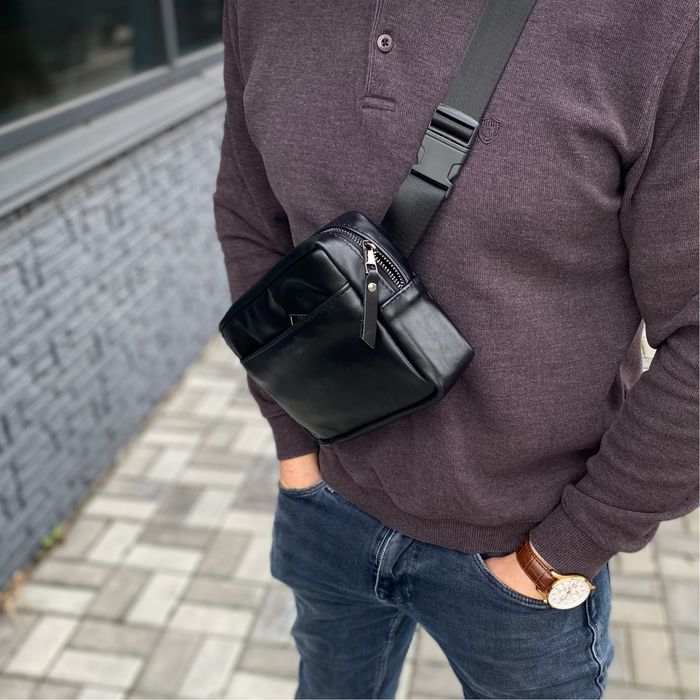 Нагрудна сумка з натуральної шкіри бананка Cube гладка чорна