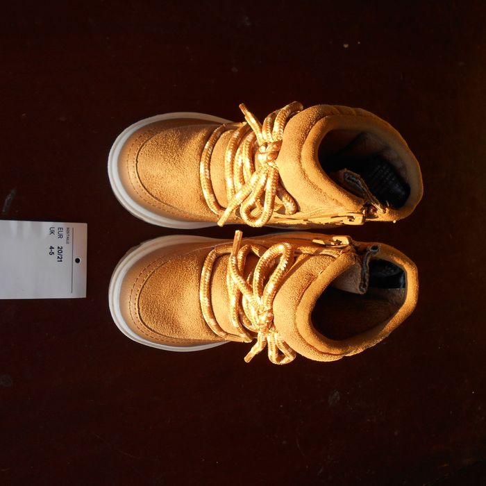 ** H&M Baby Waterproof shoes size 20-21 / Botas novas Bebe 20-21 **