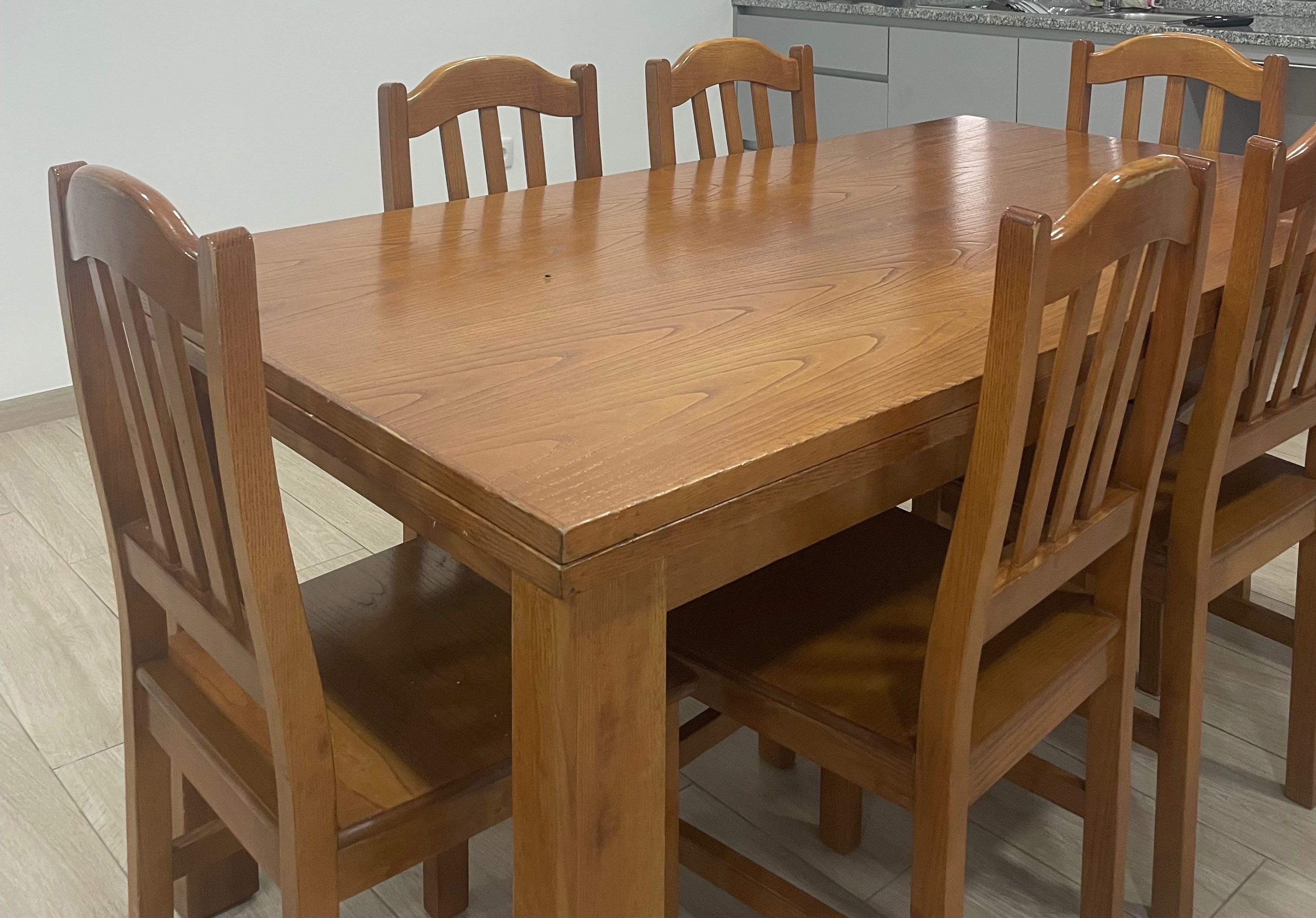Mesa extensiva, com 6 cadeiras incluidas