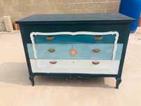 Cómoda restaurada com pintura em tons marinhos