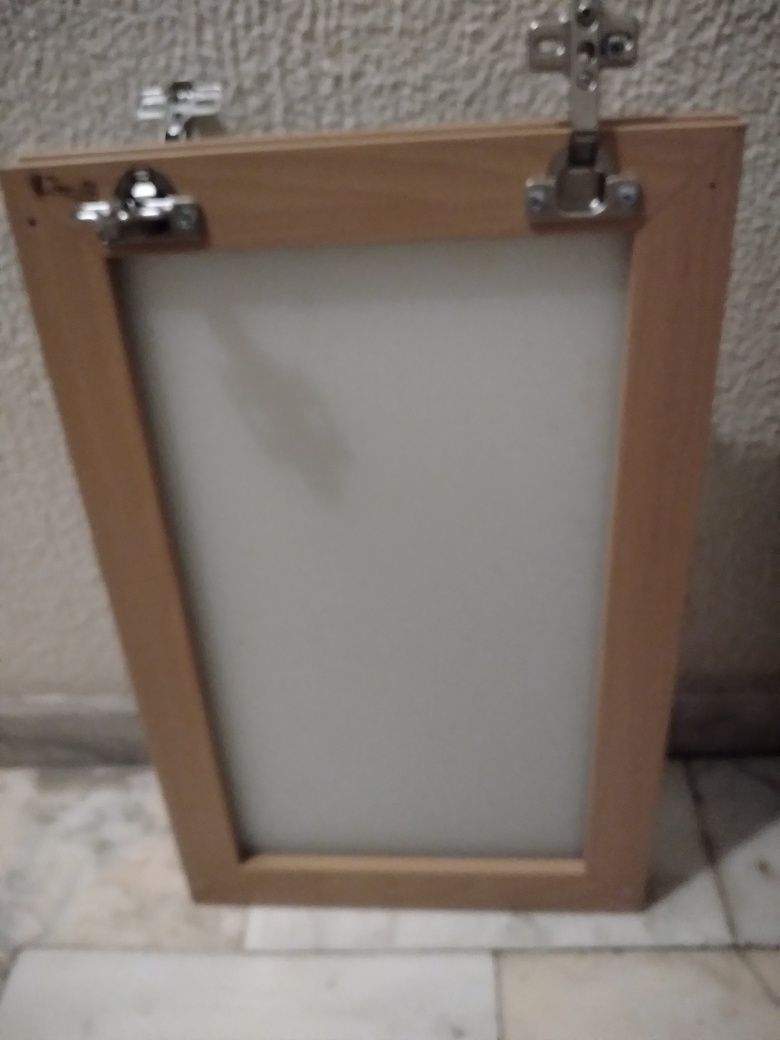 6 prateleiras  + 3 portas com vidro IKEA castanho, tudo 20€