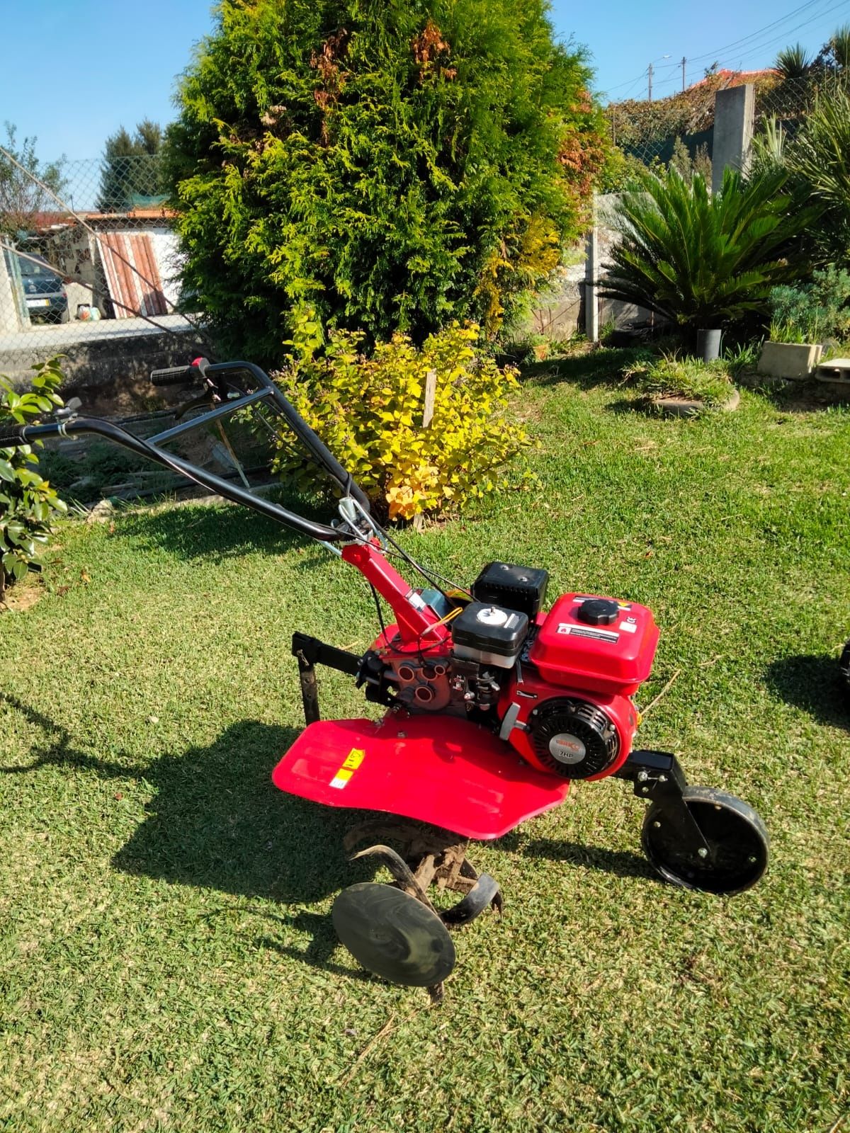 Moto enchada a gasolina