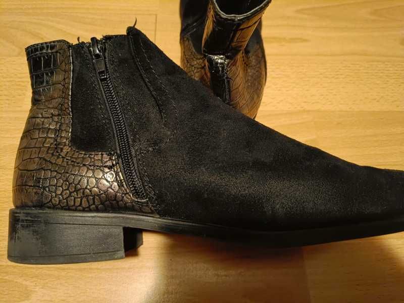Czarne buty za kostkę z wężowym wzorem