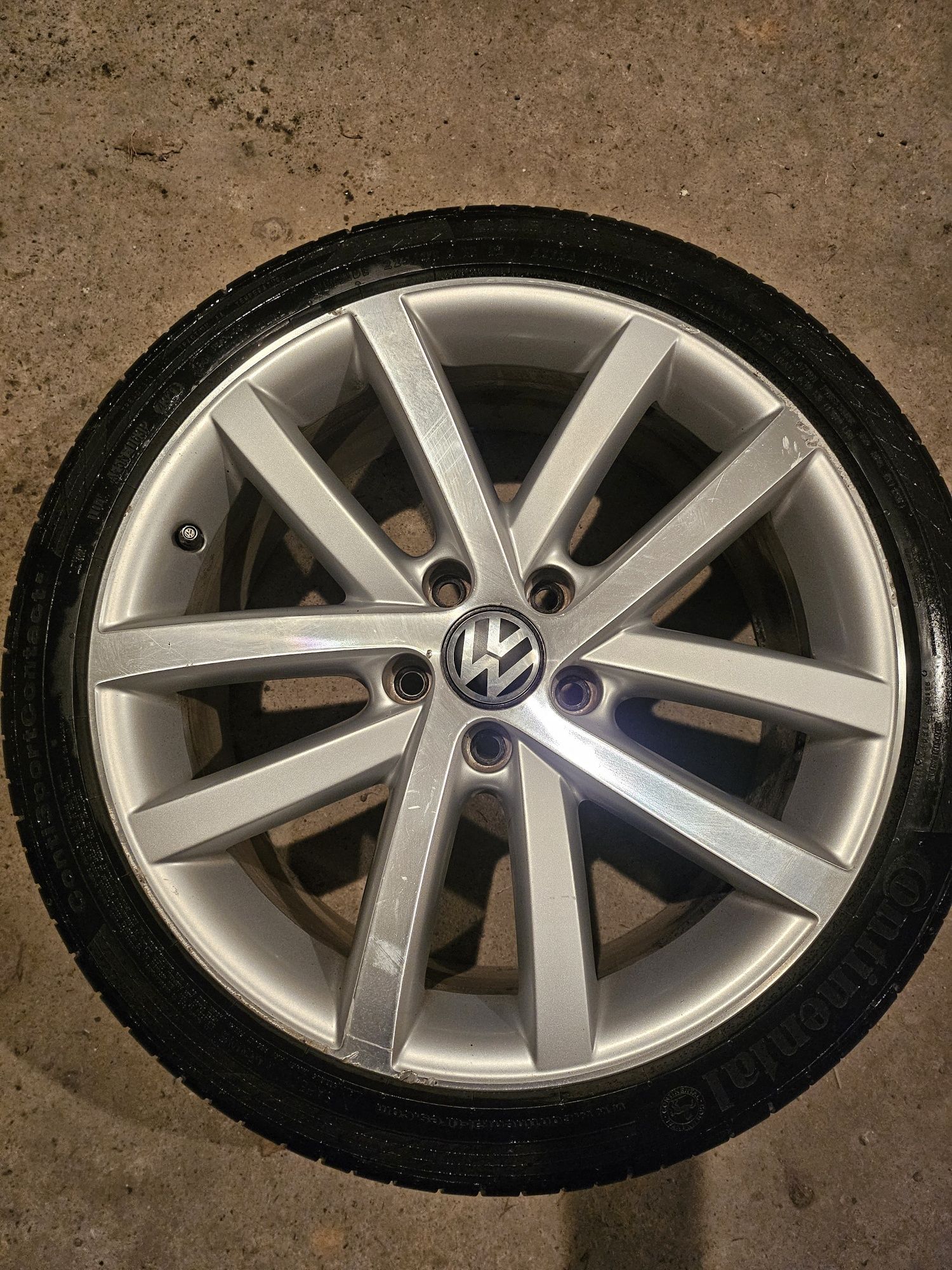 Продаються оригінальні  диски з скатами  на VW r18