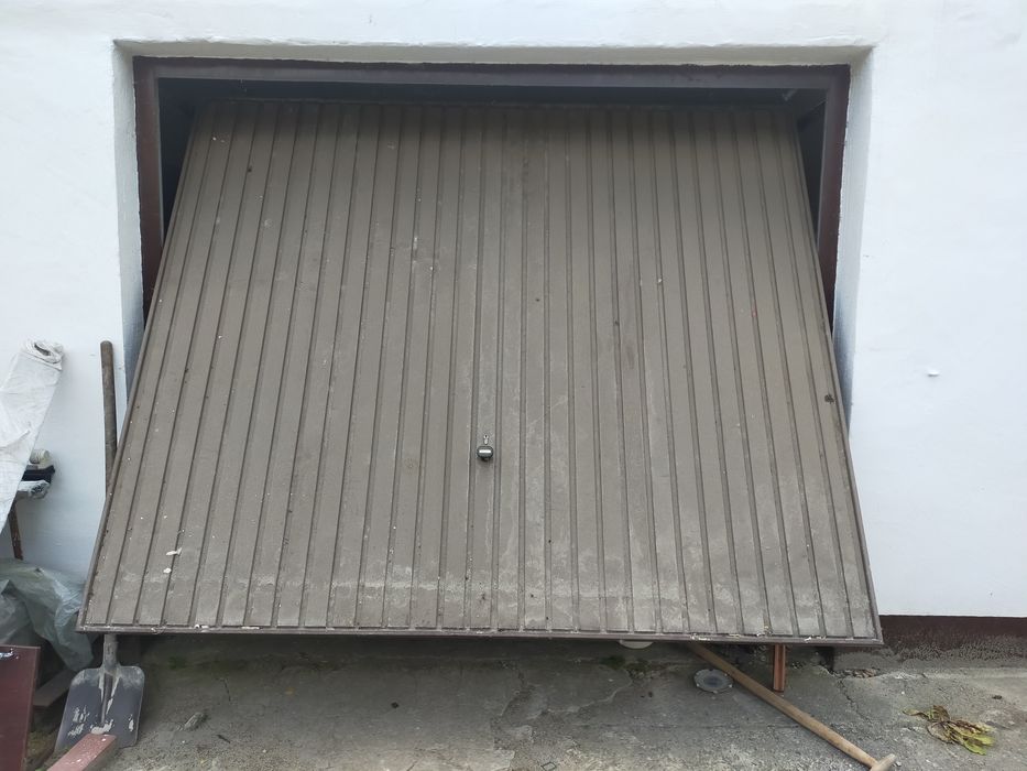 Wrota garażowe z drzwiami