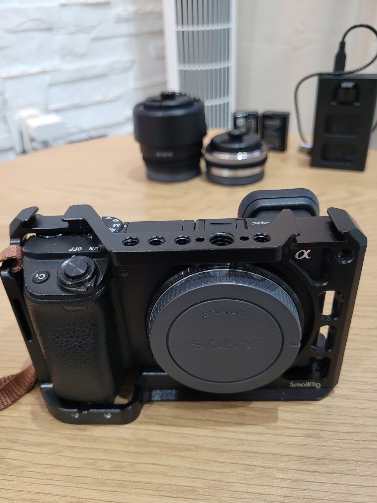 Sony A6400 + FE 50mm F1.8 + 16mm F2.8 (pancake) + small rig + dodatki