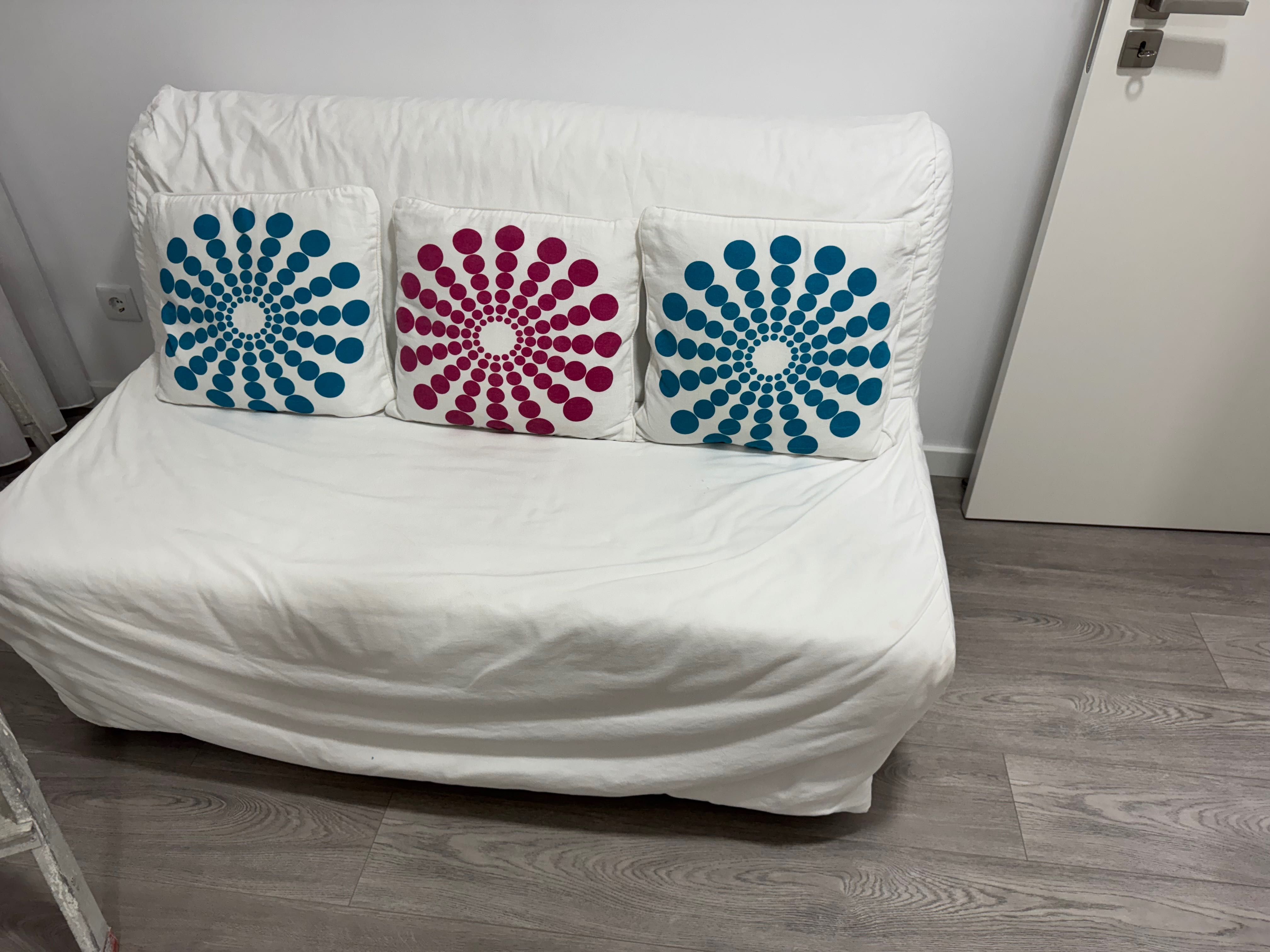 Sofá cama Ikea com capa branca e colchão