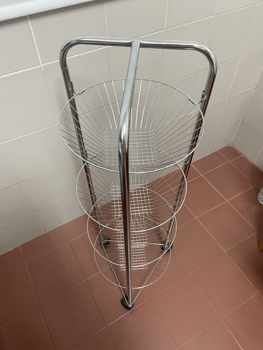 Varios cestos para colocar batatas cebolas alhos e fruta