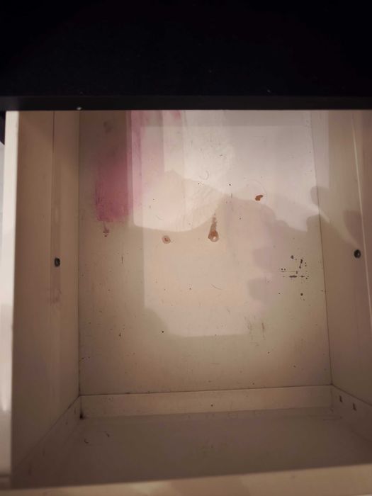 Secretária preta com gavetas rosa e brancas