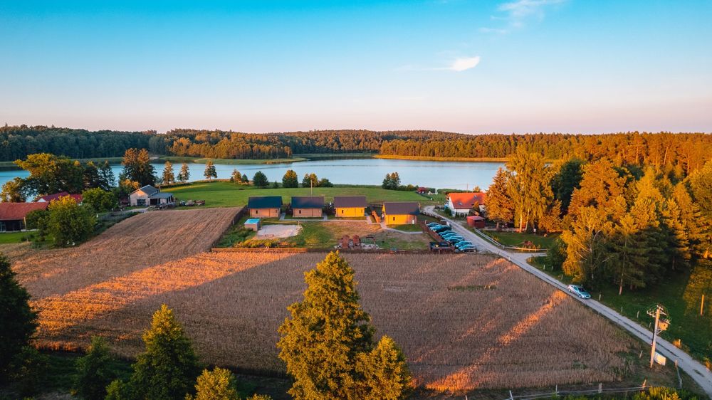 Domek na urodziny nad jeziorem sauna jacuzzi Warmia Mazury plaża