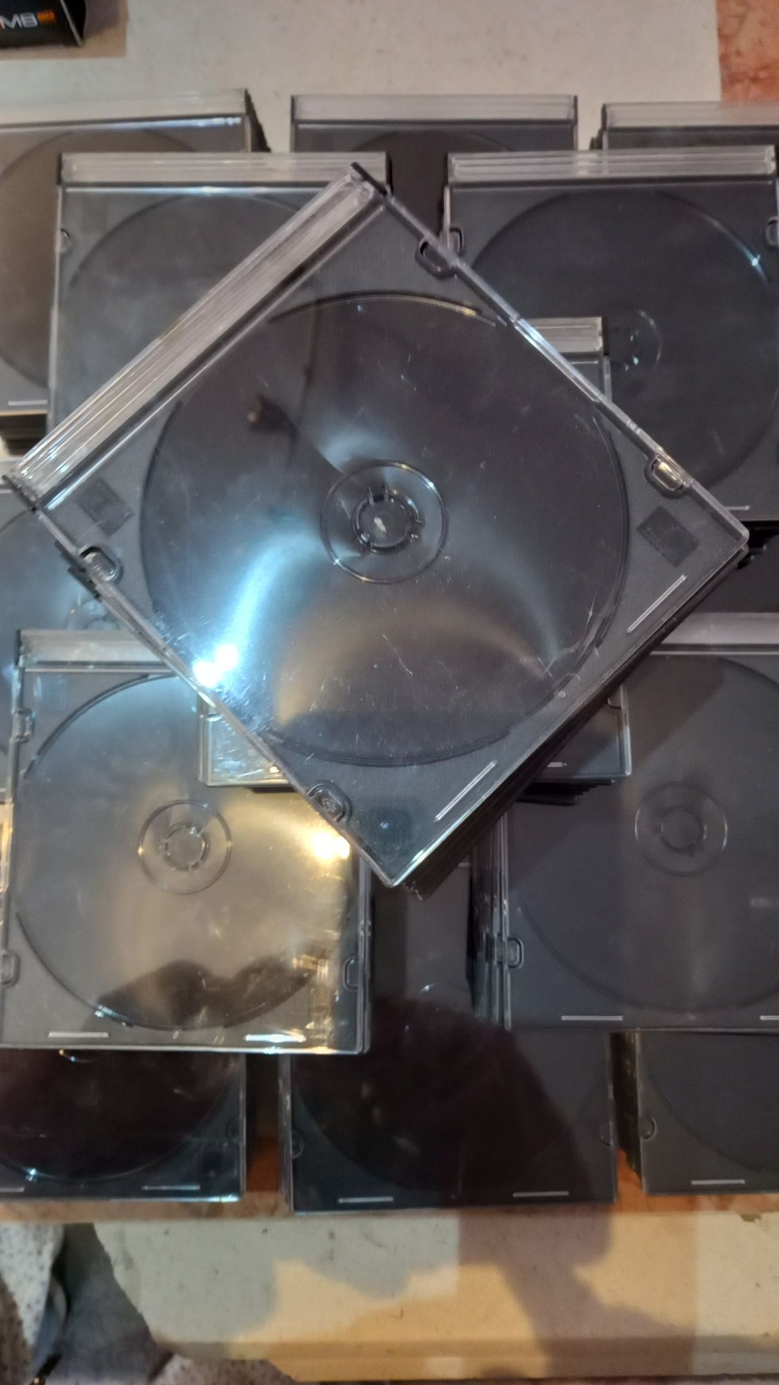 Vendo caixas de CD'S/DVD'S em quantidade.