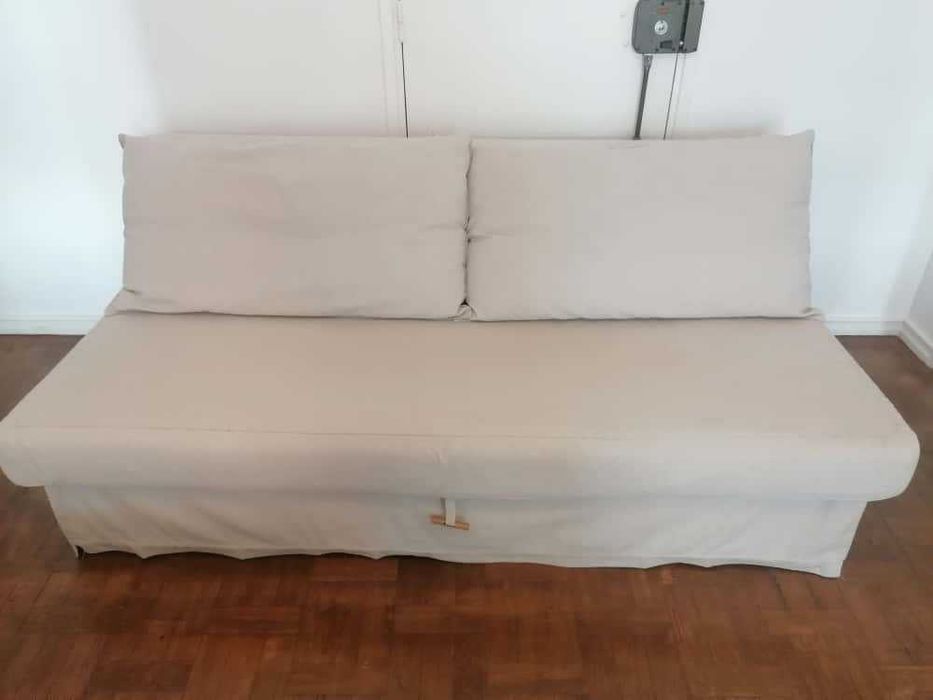 Sofá cama Ikea com arrumação.