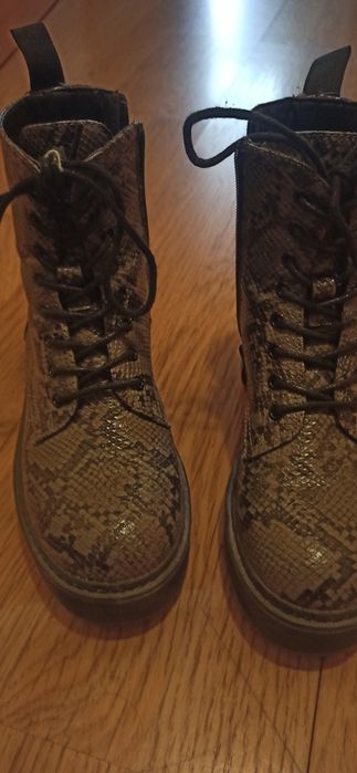 Botas com padrão cobra cinza e pretas
