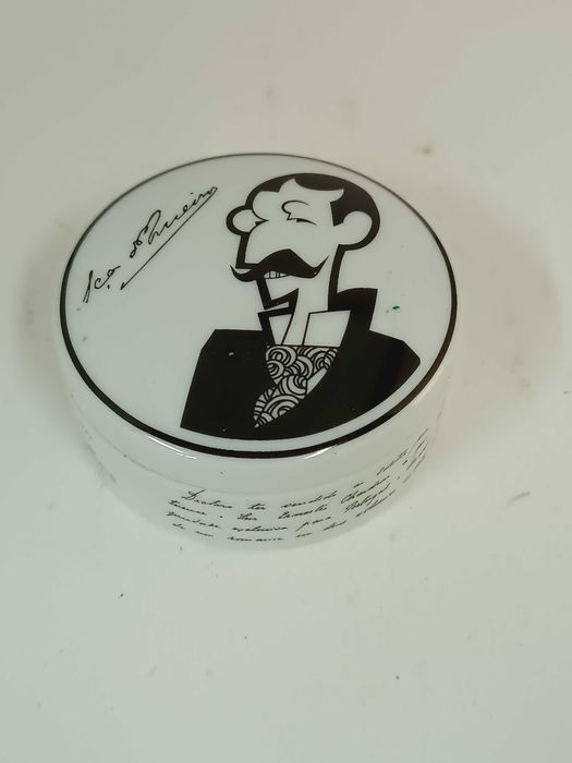 Pequena caixa em porcelana da Vista Alegre alusiva a Eça de Queiroz