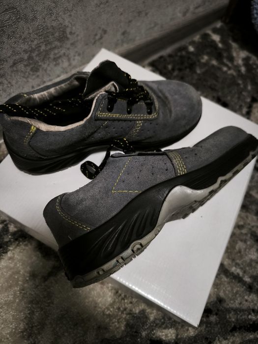 Спеціальне робоче взуття з металевим носком