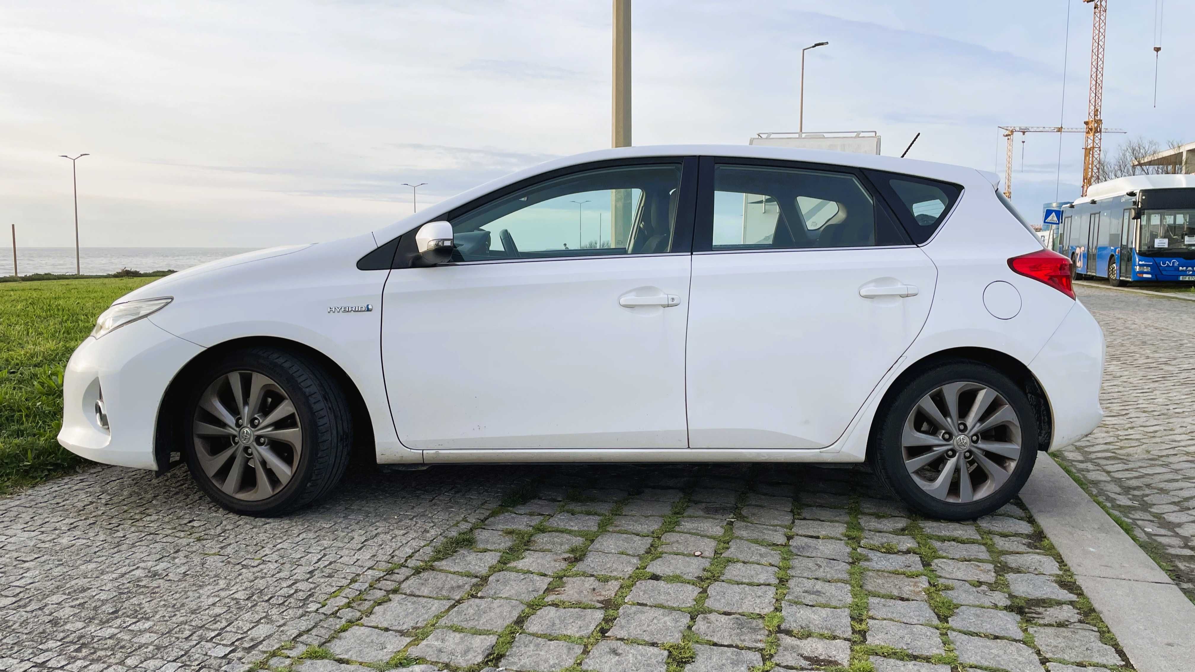 Toyota Auris Hybrid 2013 - Económico e Fiável