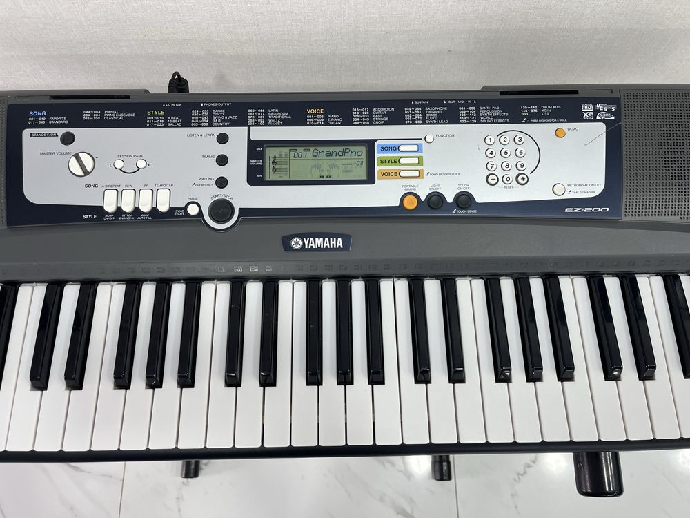 Синтезатор YAMAHA EZ-200 /портативная клавиатура/Идеальна для обучения