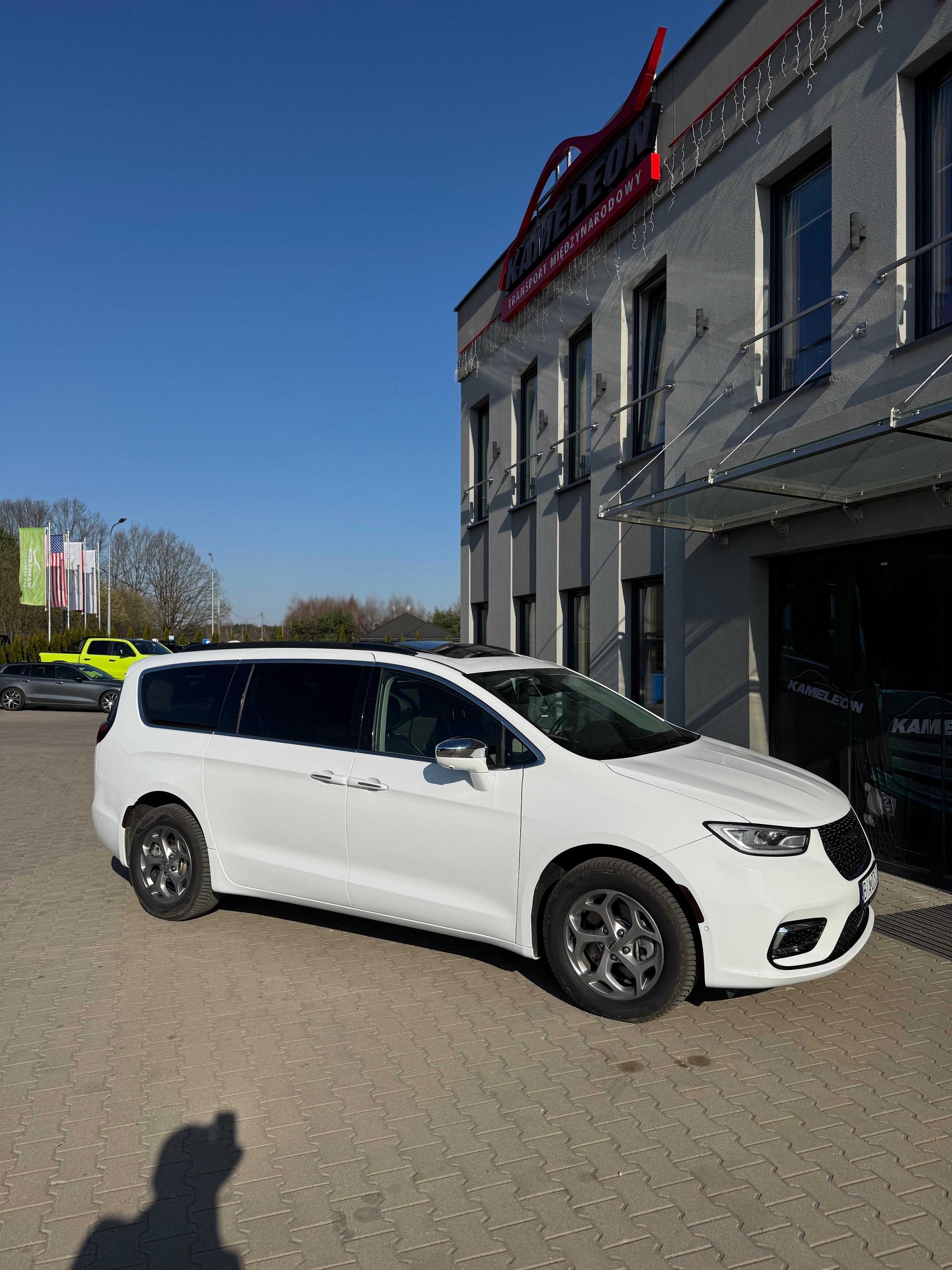 Wynajem Chrysler Pacifica Limited z gazem 4x4 BUS minivan 7 osobowy